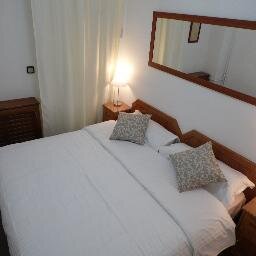 tel : 976974886 para reservas o informacion ..! nueva apertura hostal con habitaciones reformadas .. precios bajos ..
