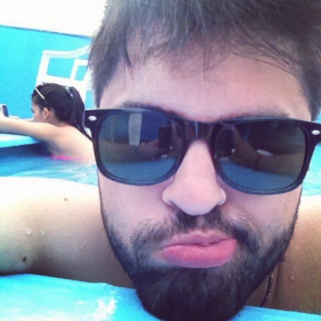 Jornalista, poeta, cinemanico, brejeiro, viciado em cultupop rock, seu melhor amigo, fashionista e blogueiro