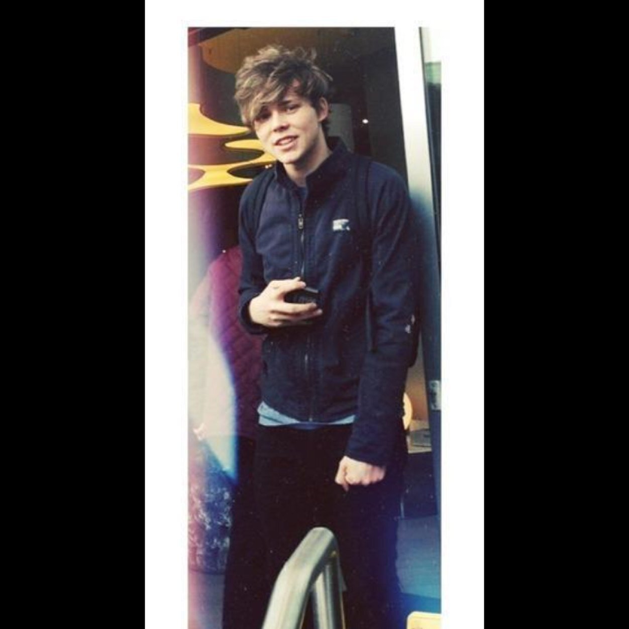 FOLLOW ME ON @5SOSINSTAGRAM AND @EYESONHOWELL
