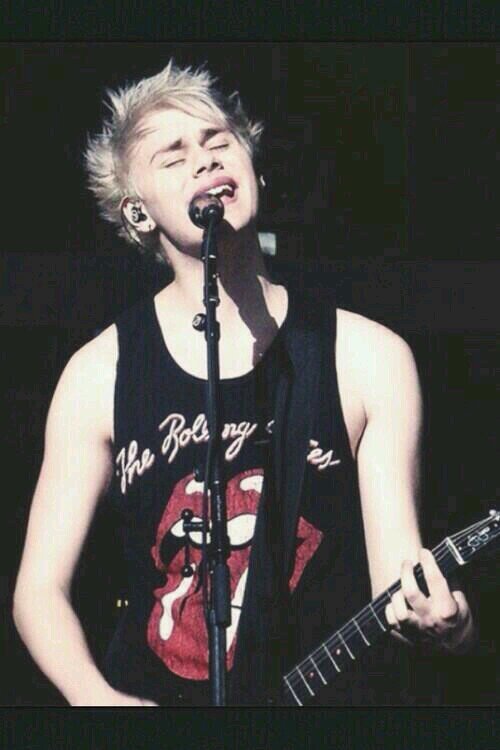 please follow @manonclifford ! I'll follow back! you just get two follows in one! x thank youuu! x