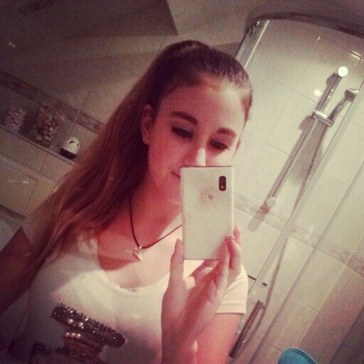 Hey babeyy ! je bent echt het perfecte vriendinnetje ! ik ken je al heel lang en wil je altijd blijven kennen ! i love you so dikkie ! x je papzak