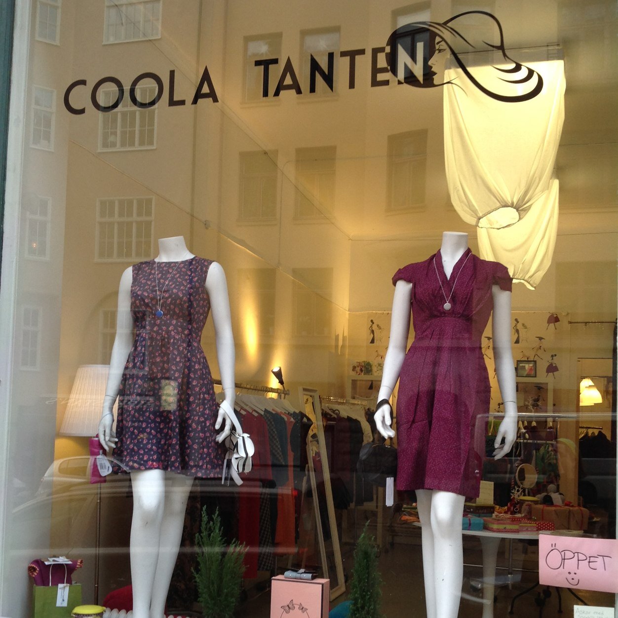 Butik med många klänningar. Vi finns på Vikingagatan 9 Tis-Fre 11-18, Lör 11-15. T-bana St Eriksplan. https://t.co/rLXdGrVIlp