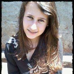 A gente aguenta como dá, sorri falso enquanto pode, e finge que está bem enquanto consegue ;)