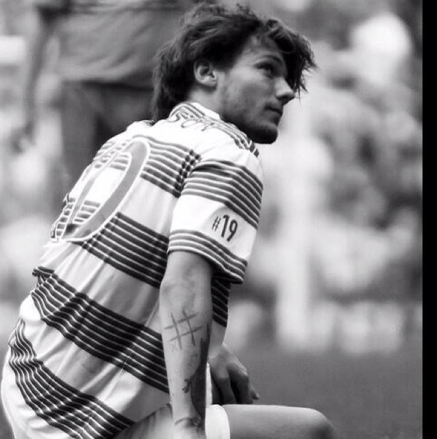 One of louis girls waiting for that day a notification comes up saying 'louis tomlinson follows you'❣