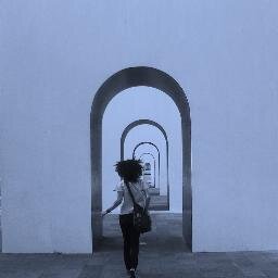Mujer que mira por la ventana.
