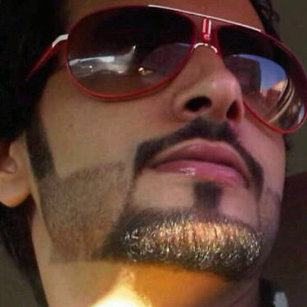 لن تجدالعلاقه الصادِقه الحقيقيه بسهولهَ ستُجرب جَميع الشَخصيات وتعيش أجمل وأسوء الأوقَات لكَن لن يبقى معك غيرشخصّ أدرك قِيمتك وَلن يتخلى عنك.