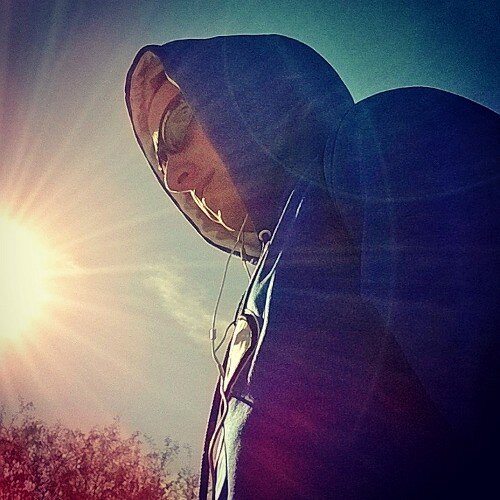 When the sun rises, I wake up and chase my dreams. I won't regret, when the sun sets, cause I live my life, like I'm a beast!