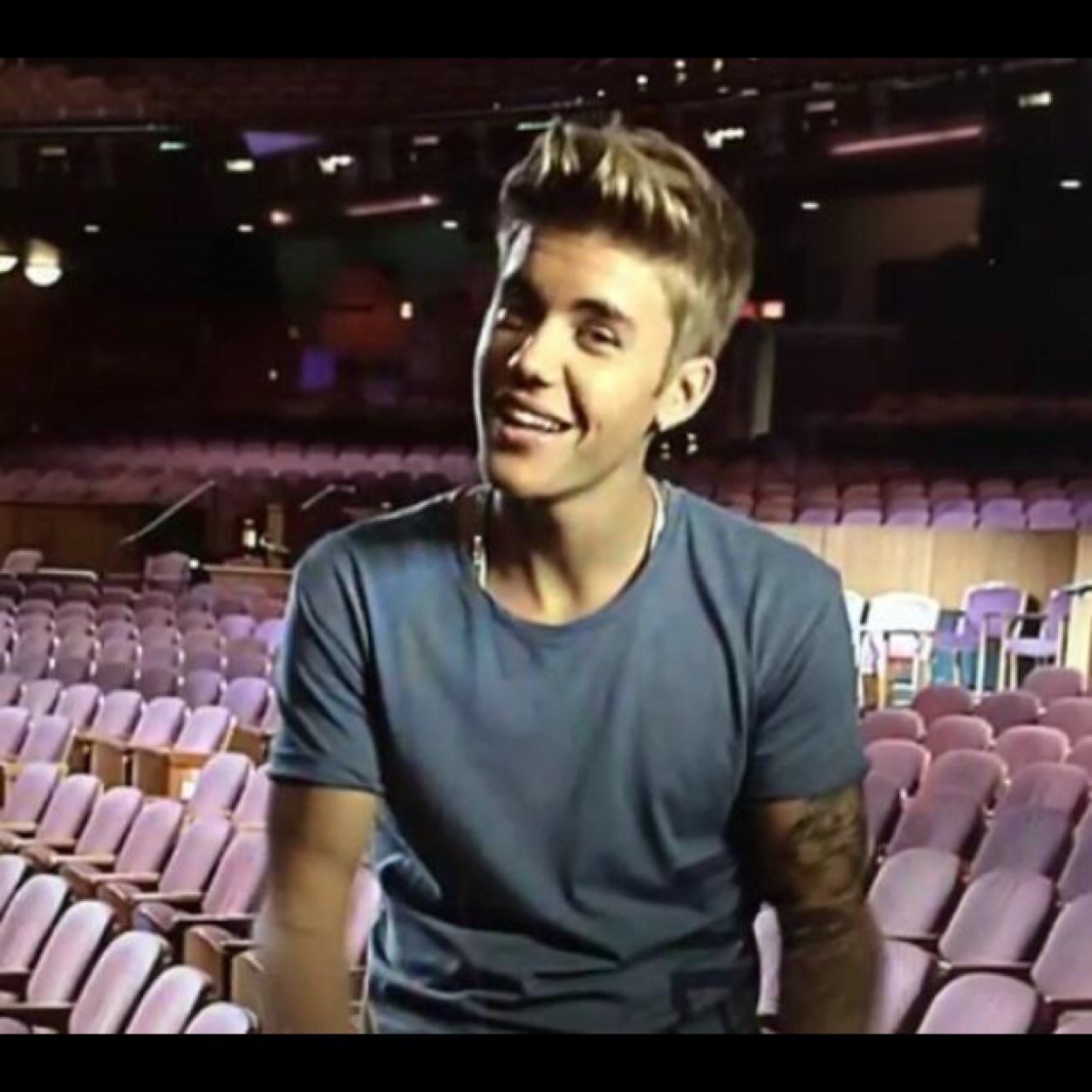 JUSTIN IS MY IDOL & MY WORLD. HE IS MY HERO. HE SMILES, I SMILE. HES THE BEST.