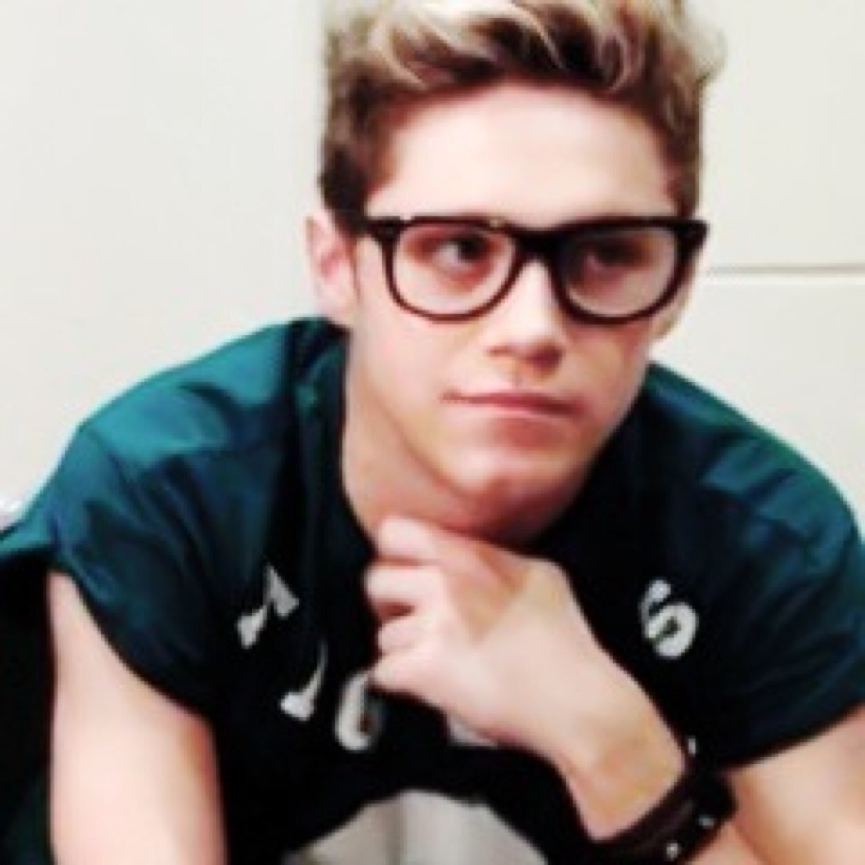please follow @halfwayniall she gave you this follow :D