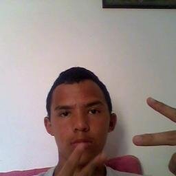 Um Cantor amador, que adora compor e mostrar a beleza na musica