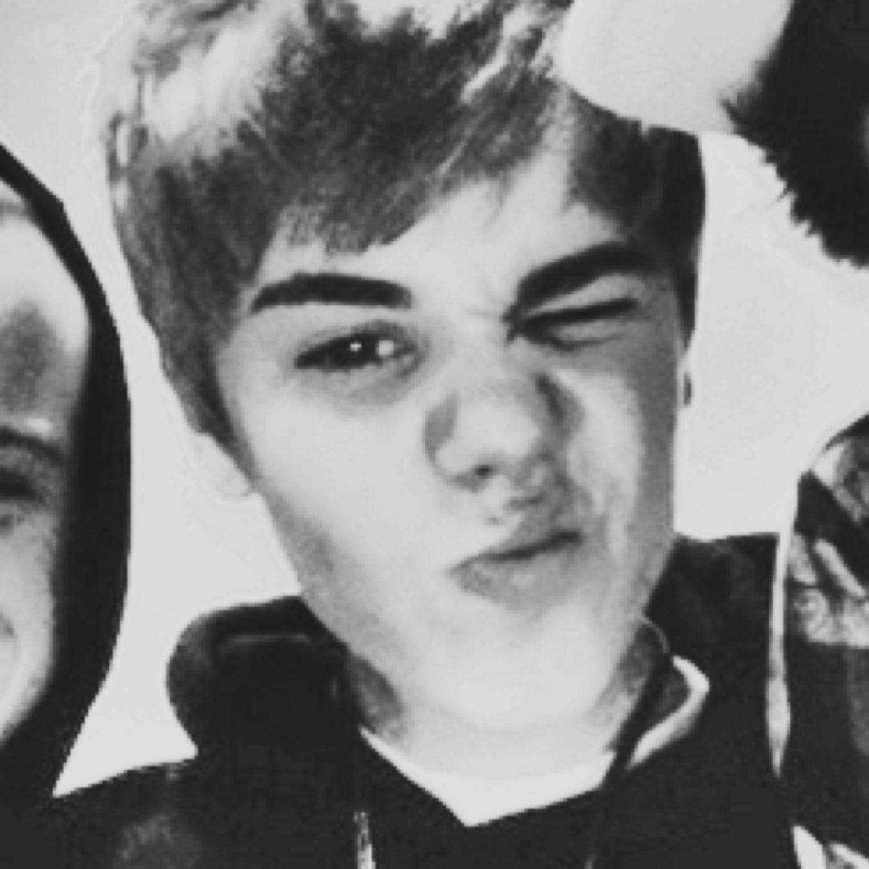 estou te seguindo de graça e pedindo que me siga no @biebersuicida . peça que eu te seguirei também. bj (unfollow em quem nao seguir)