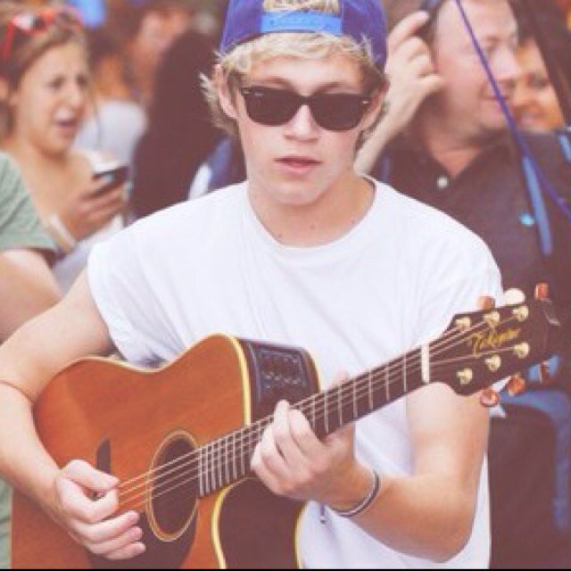 follow @perksofhoranx & @ZARRYSAUROUS bcs we gave u this free follow :)