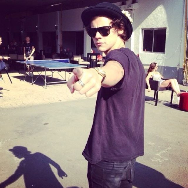 follow @perksofhoranx & @ZARRYSAUROUS bcs we gave u this follow :)