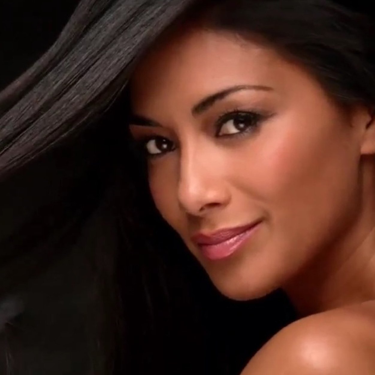 Do follow if you are a fan of multitalented international superstar Nicole Scherzinger