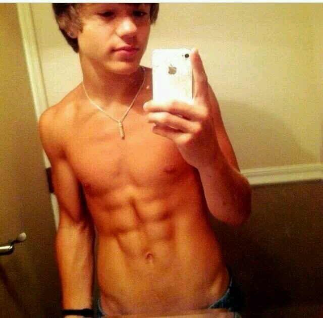 i love skateboarding,surfing, instagram, football and pizza!
