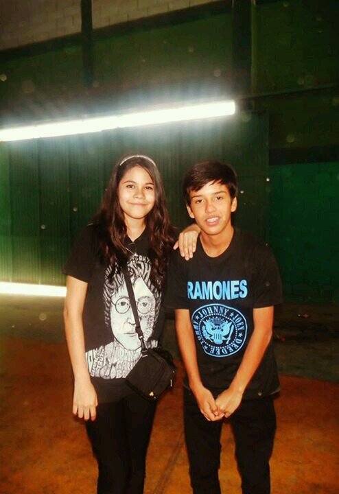 Me llamo César me gusta el rock y me encanta patinar! sigueme y te sigo! también te agradecería que me siguieras en instagram: cesar_9718