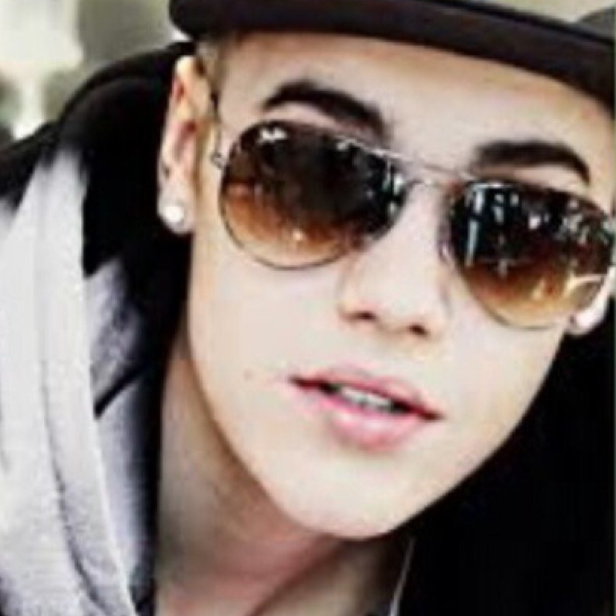i'm single. i'm alone. but i have justin in my heart.