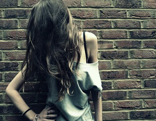 ☹ Id rather wear flowers in my hair than diamonds around my neck ☻