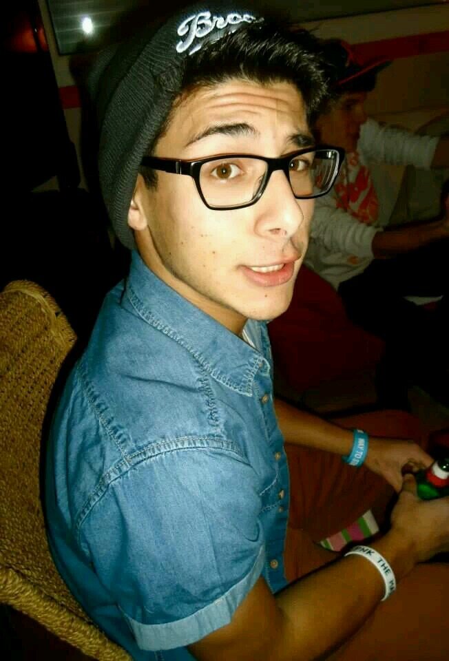 ThomasLoupy's profile picture. Guitarist and back vocalist of Daydream is real, i like pop-punk/easycore/metal/and many other sort of music !