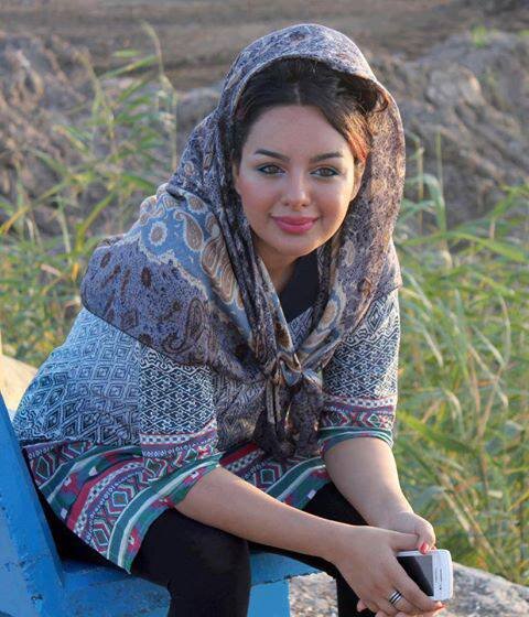 ‏‏یه جوون داغون و خستـــــه !
عاشق فوتبال و چــــلـســـی . . .
مجنون داریوش و هایـــــده . . . ‏‎