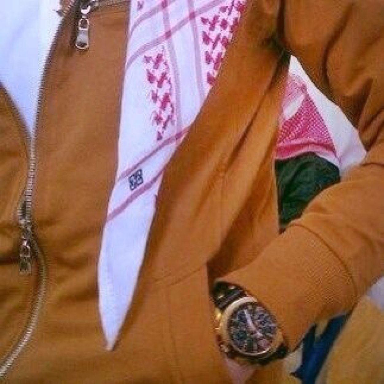 احترم الفكر الراقي واحب الهدوء واكتب مايجول بخاطري وانقل مماراق لي فمن أعجب بشخصيتي ف ليتابعني ومن لممم يعجب بها ف لي شرف مروركـ على صفحتـي (( عرعر))