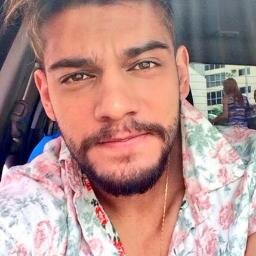 Incribilis  @LucasLucco sinci 12/01/13.seguido por ele em 19/01/13 Madrinha @caamillamaria