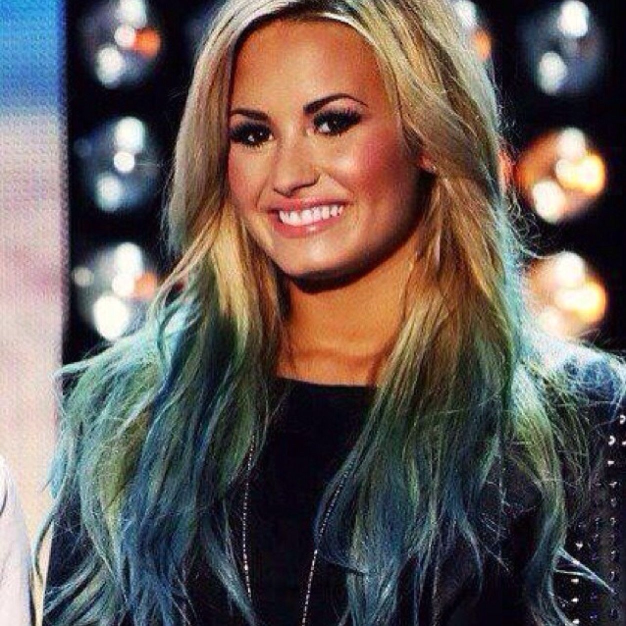 Please follow @Lovatic_Heree