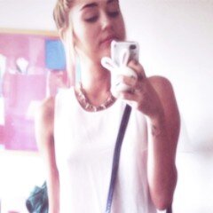 Miley Cyrus | 22 | bisex | coccolamica | abbracciamica |