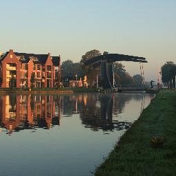 Bruggenbouwer. Geeft waar nodig ook steken onder water. Volgt samenleving en politiek op de voet met een knipoog.