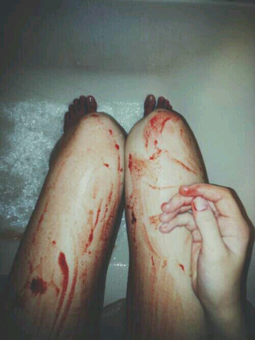 dolorencortes's profile picture. he aprendido que no se necesita agua para sentir que te ahogas, y que es increíble lo que puedes ocultar tras una sonrisa.