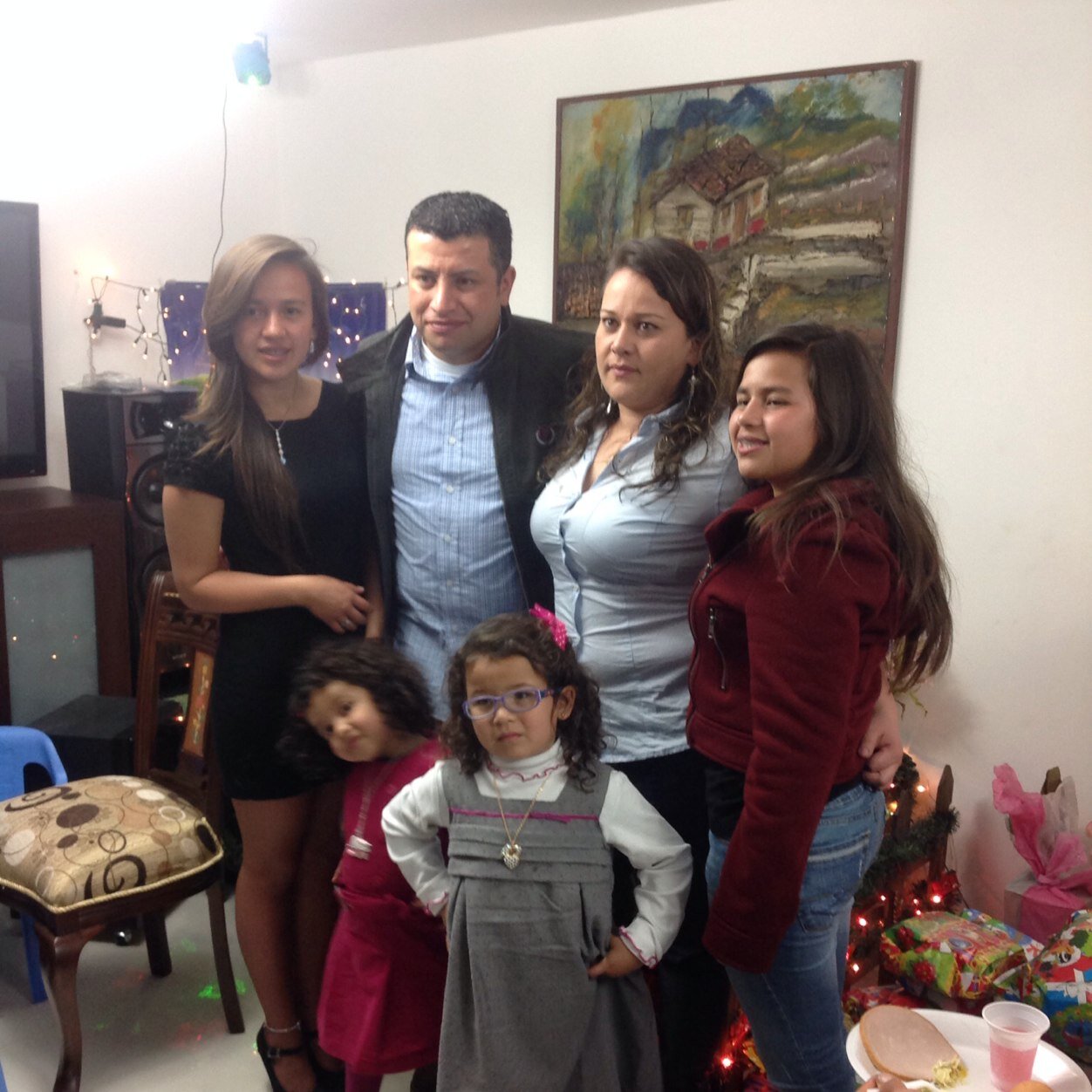 Hombre felizmente casado con 4 niñas muy lindas y hermosas.
