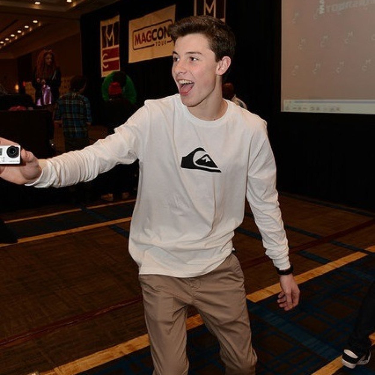 I sing & play guitar • Canadian • Instagram: ShawnnMendes • Vine: Shawn Mendes • Business: karen@karenrayment.com