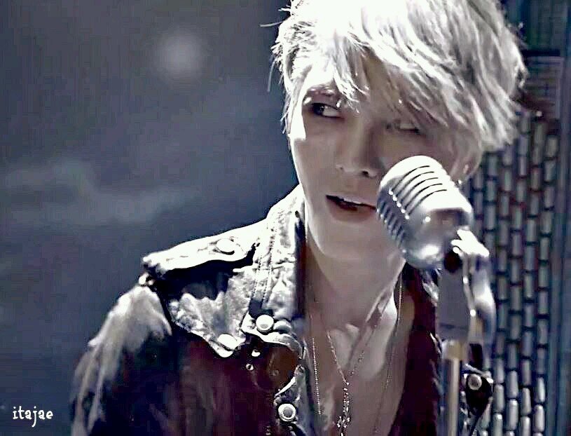 ผมคิม แจจุง...แค่เพียงสัมผัสแผ่วเบา คุณจะหลงรักผม....ตลอดไป...  #KILLERFAM
                            01.02.13