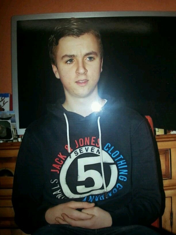 mark is a really cutie ! i'm there for you always if you need me . xoxo emma...        R.I.P. Simon +6-06-1933   †16-06- 2010