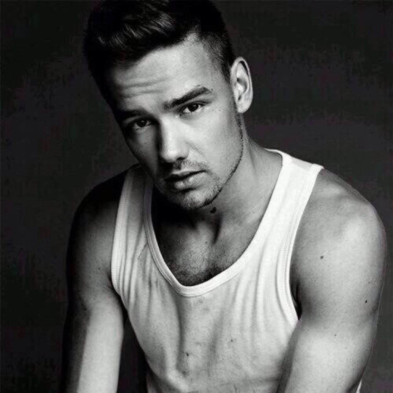 Hii ! Follow @chiiloutnarry ! She'll follow u back ;)