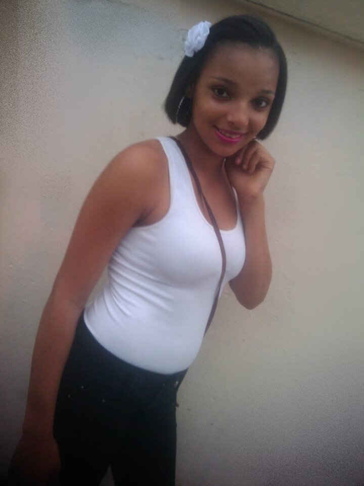 El Q` Se agacha muchO se le ben las nalgas