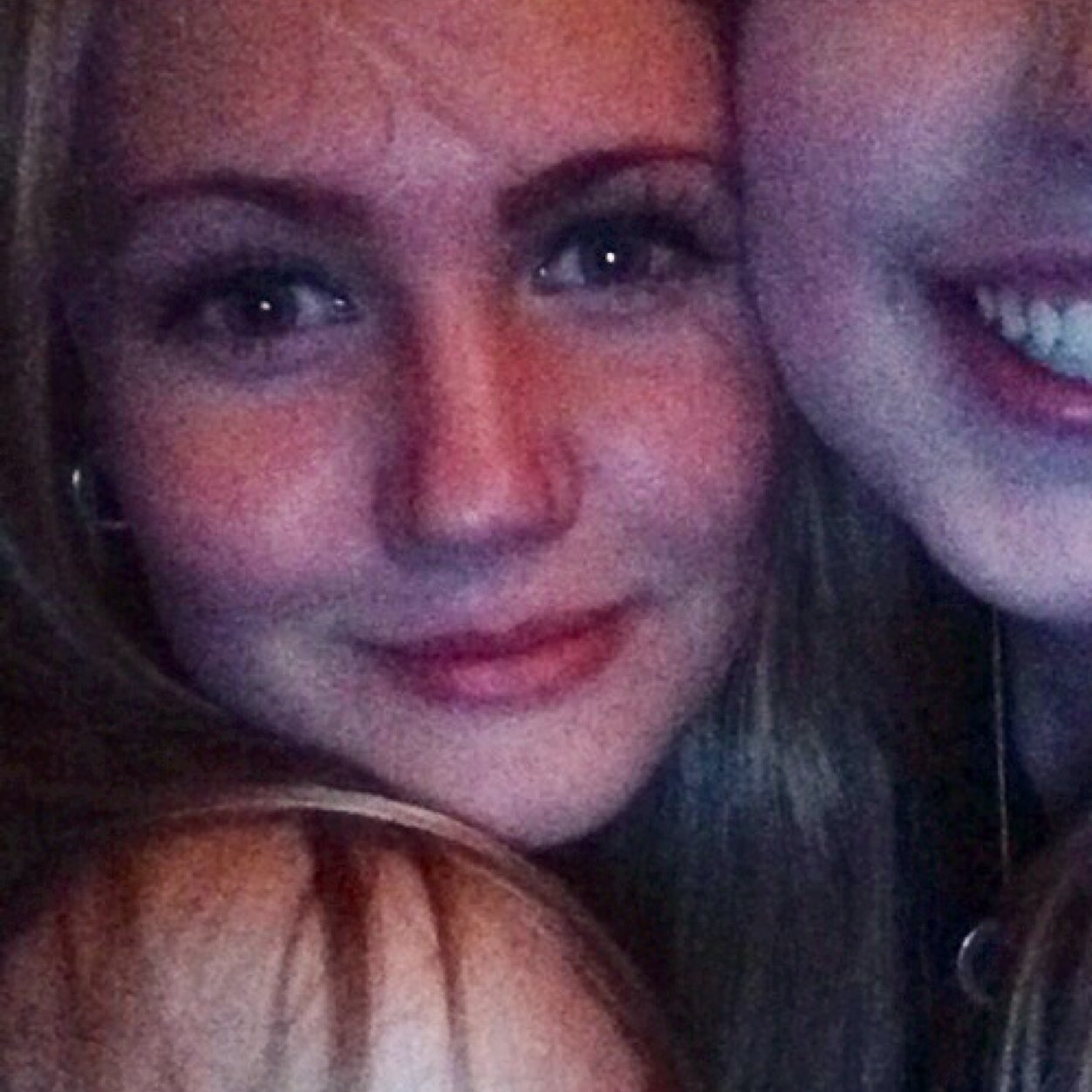 ellieholmlund's profile picture. 