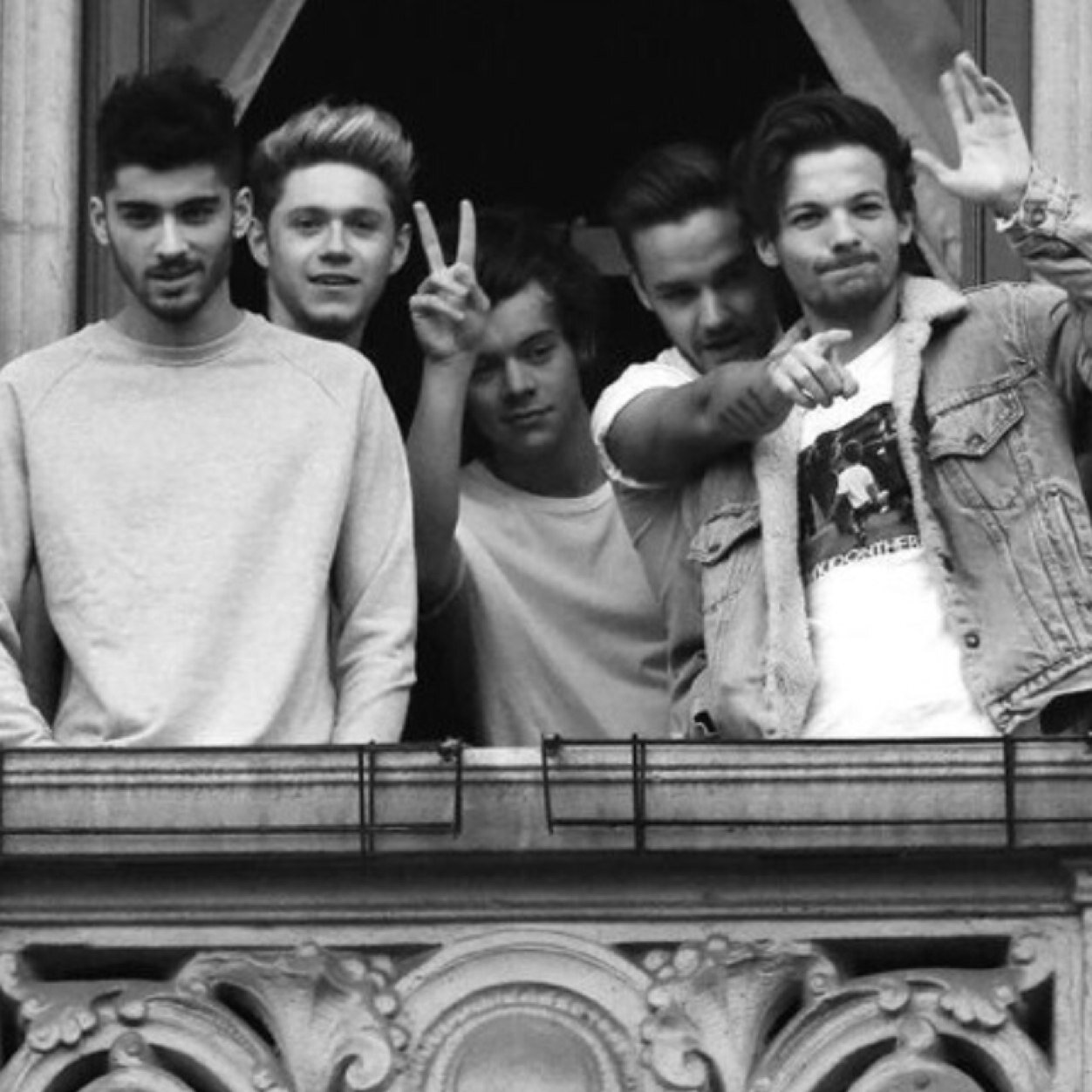 HariamTomhorik's profile picture. ~saw one direction at TMH tour 16/03/13 ~ Niall,Louis,Liam + Harry saw our sign and Niall waved ~ 0/4 :(