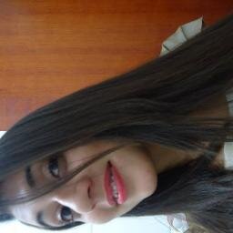 Sou linda, diva, musa, perfeita, gostosa, glamurosa e mentirosa.