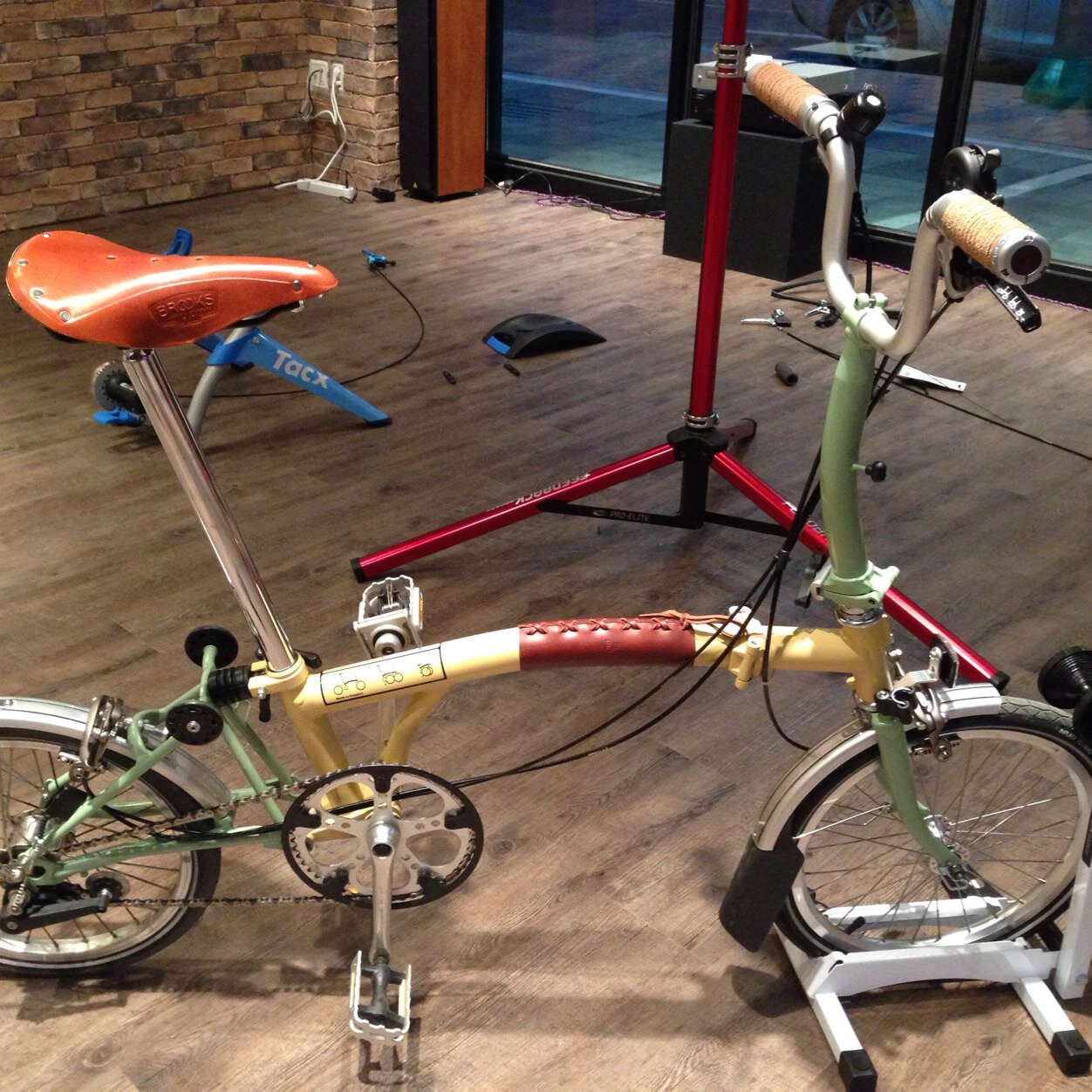 veloeng's profile picture. 브롬톤 찾으세요? 벨로엥으로 검색해 보세요.