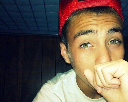 im kevin,obviously.I skate.I bmx.Im in @trezdipset_ 's group named HCAPD.And i also like music and art.