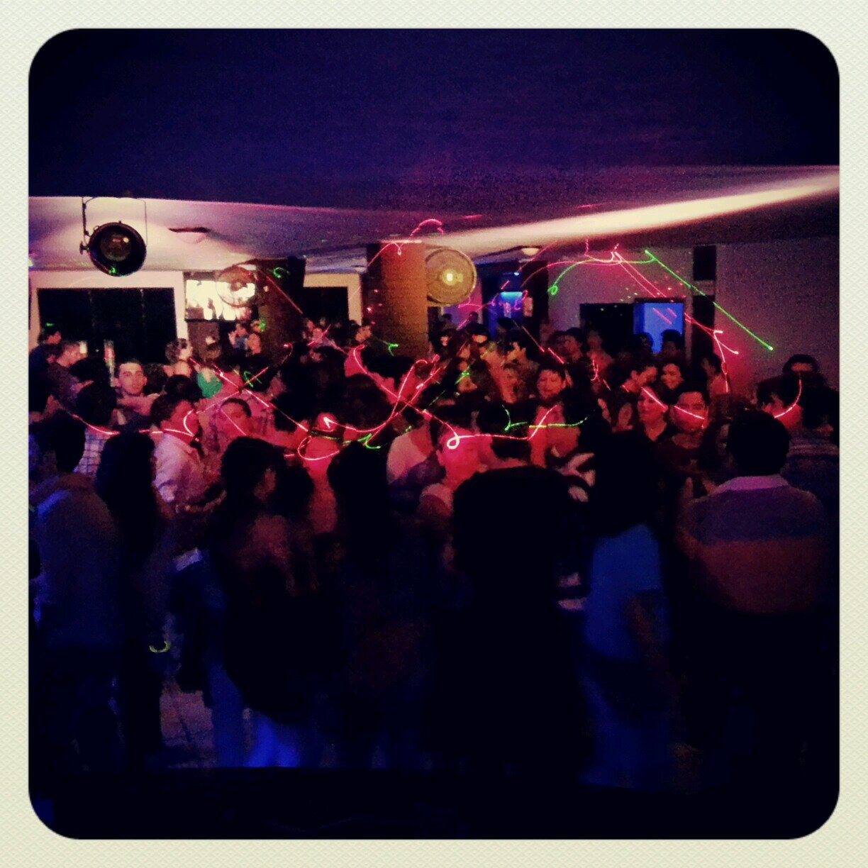 La mejor diversion y fiestas se las vive AQUI llena de buena musica y el mejor ambiente de la parte alta para que disfrutes al maximo con tus amigos
