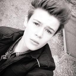 Un día sin hablar contigo, era como el maldito infierno. Pero me dí cuenta, que para ti no era lo mismo.  SEGUIME EN MI TWITTER NUEVO!♥ belieber boy ♥