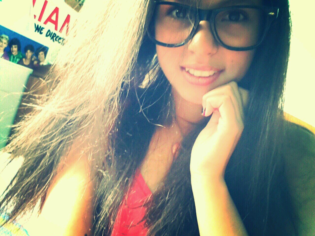 amoo a One Direction♥ me gusta jubi, miley, demi, los jonas, ed, cher, nicki,  etc  y me encantan las burbujas kjhyrewad ♥