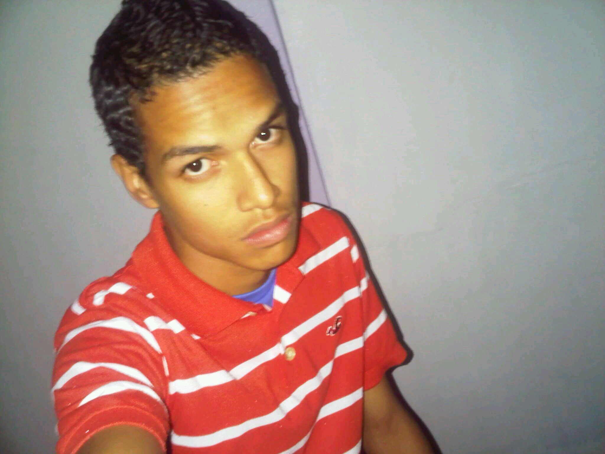 Amo el futbol y juego basket me encantan las personas sinceras humildes y que no menosprecien a los demas no soy envidioso.