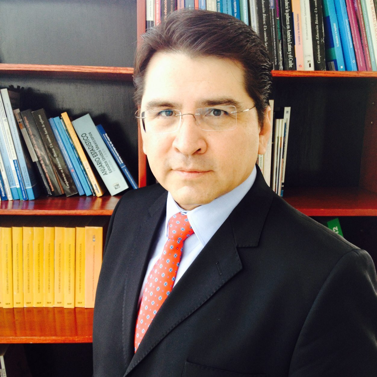 Consultor Estratégico en gestión institucional y políticas públicas. 
Director fundador de ikoniq, Ed, Tech & Comm consulting. Personal