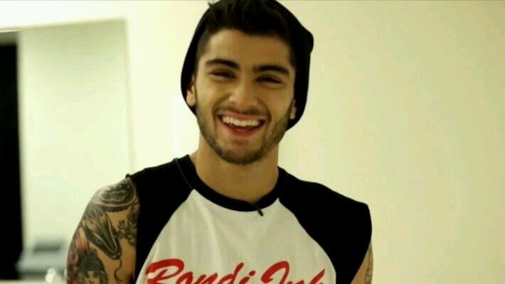 Free follow! Now, follow @zaynmalik ? It's his birthday and he has the least followers out of One Direction. Please help the bday boy!!