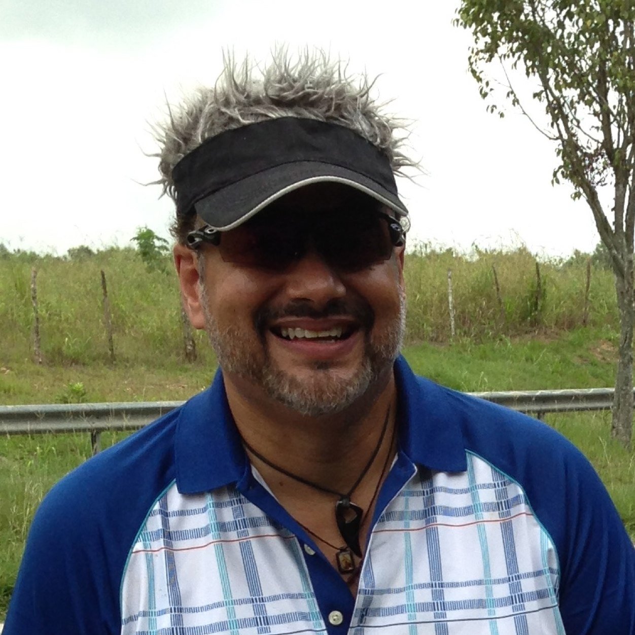 Dr en Odontologia, Padre de 3 hijos ejemplares y maravillosos. Golf Adict
Music Passionate. Outdoors lover