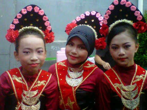 Hallo my name is anandita....                   My friens dewi sabrina,elfah,end my