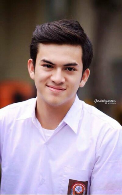 RESMI! over fangirled with @rizkynazaarr, follow and join! p.s. tweet from Rizky marked *Iky*